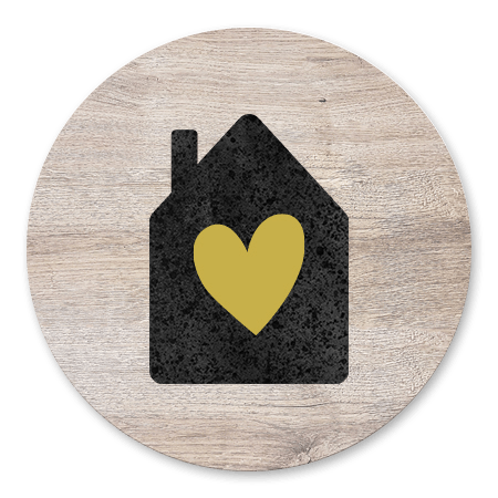 Hout, zwart huisje en hartje